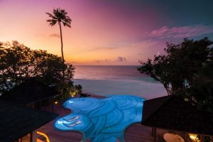 ATMOSPHERE-KANIFUSHI-MALDIVES-VILLAS-KANIFUSHI-RESIDENCE-POOL-VIEW-AT-SUNSET_09_2021-scaled (1) (1)